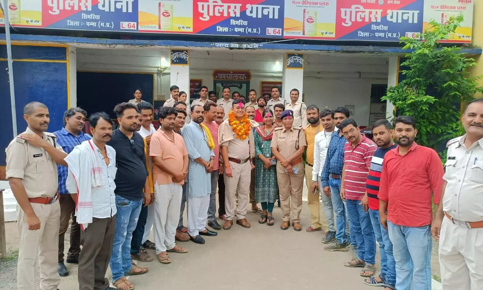 थाना प्रभारी सुशील कुमार व उपनिरीक्षक मनोरमा मौर्य को दी गई विदाई थाना प्रभारी सुशील कुमार व उपनिरीक्षक मनोरमा मौर्य को दी गई विदाई