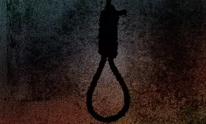 कर्नाटक में पति, बेटे की गिरफ्तारी के बाद महिला ने की आत्महत्या कर्नाटक में पति, बेटे की गिरफ्तारी के बाद महिला ने की आत्महत्या