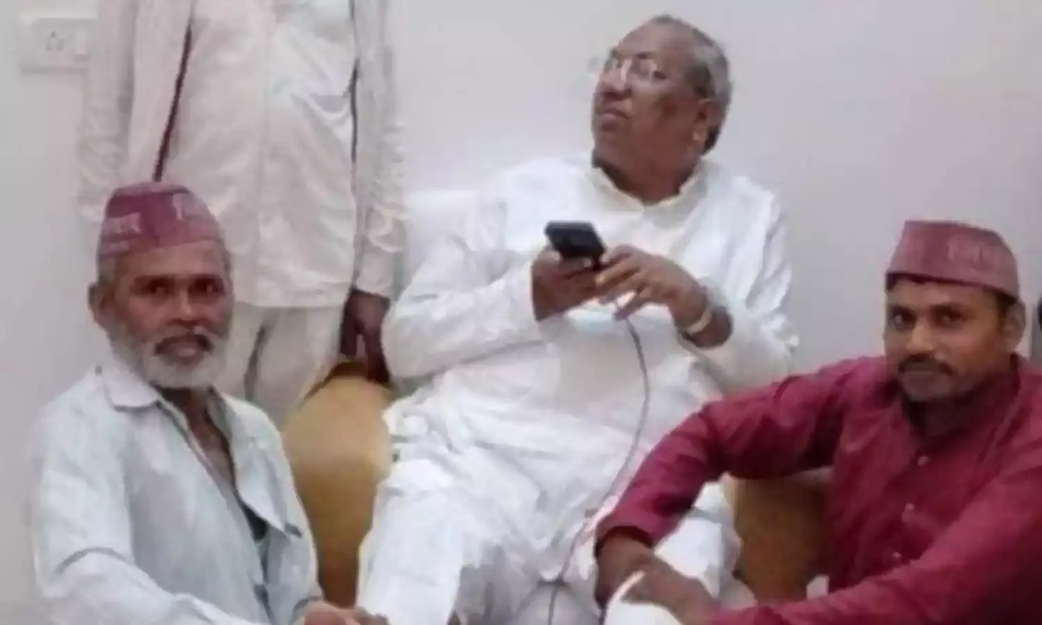 कैबिनेट मंत्री संजय निषाद का पैर दबवाते फोटो वायरल, कांग्रेस बोली- इनकी आंख का सारा पानी सूख गया