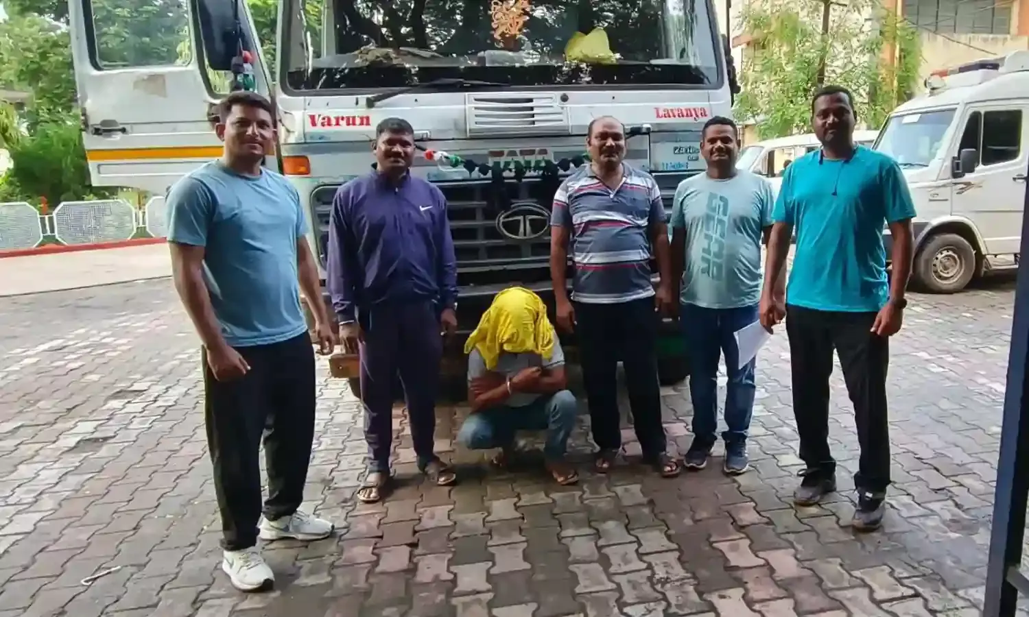 रेत भरा हायवा ट्रक एलसीबी ने पकड़ा