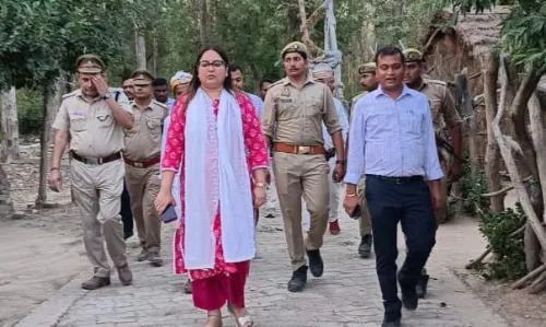 गोंडा में डीएम ने स्कूल पर मारा छापा, 89 लड़कियां गैरहाजिर थीं, वार्डन समेत 4 के खिलाफ एफआईआर गोंडा में डीएम ने स्कूल पर मारा छापा, 89 लड़कियां गैरहाजिर थीं, वार्डन समेत 4 के खिलाफ एफआईआर