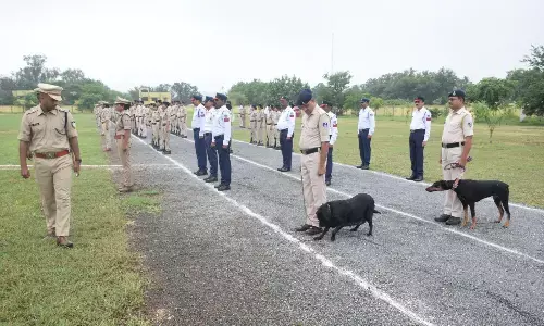 पुलिस भांजी लाठियां, छोडी गई टियर गैस पुलिस लाईन में आयोजित किया गया बलवा ड्रिल अभ्यास