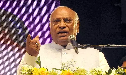 खड़गे ने मनरेगा बजट में कटौती के लिए केंद्र की आलोचना की खड़गे ने मनरेगा बजट में कटौती के लिए केंद्र की आलोचना की