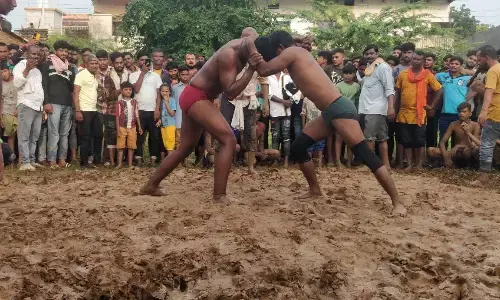 नाग पंचमी पर आयोजित हुआ दंगल में पहलवानों ने दिखाए दांव-पेंच नाग पंचमी पर आयोजित हुआ दंगल में पहलवानों ने दिखाए दांव-पेंच