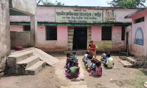 जर्जर हुई प्राथमिक शाला का भवन, नौंनिहालों पर बढ़ा खतरा जर्जर हुई प्राथमिक शाला का भवन, नौंनिहालों पर बढ़ा खतरा