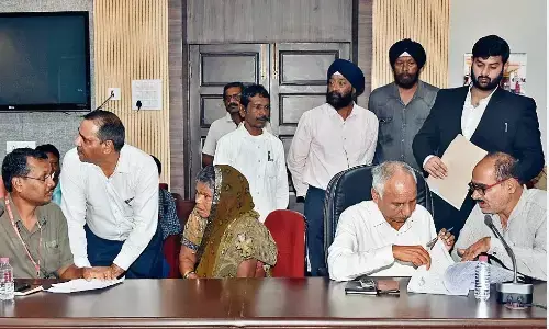 हमें नहीं तो किसे दोगे गरीबी रेखा के कार्ड, क्रेशर बस्ती के लाेगों ने लगाई गुहार