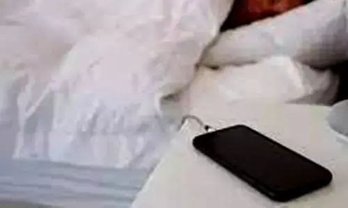 एप्पल ने दी चेतावनी- चार्ज करते समय अपने आईफोन के पास न सोएं एप्पल ने दी चेतावनी- चार्ज करते समय अपने आईफोन के पास न सोएं