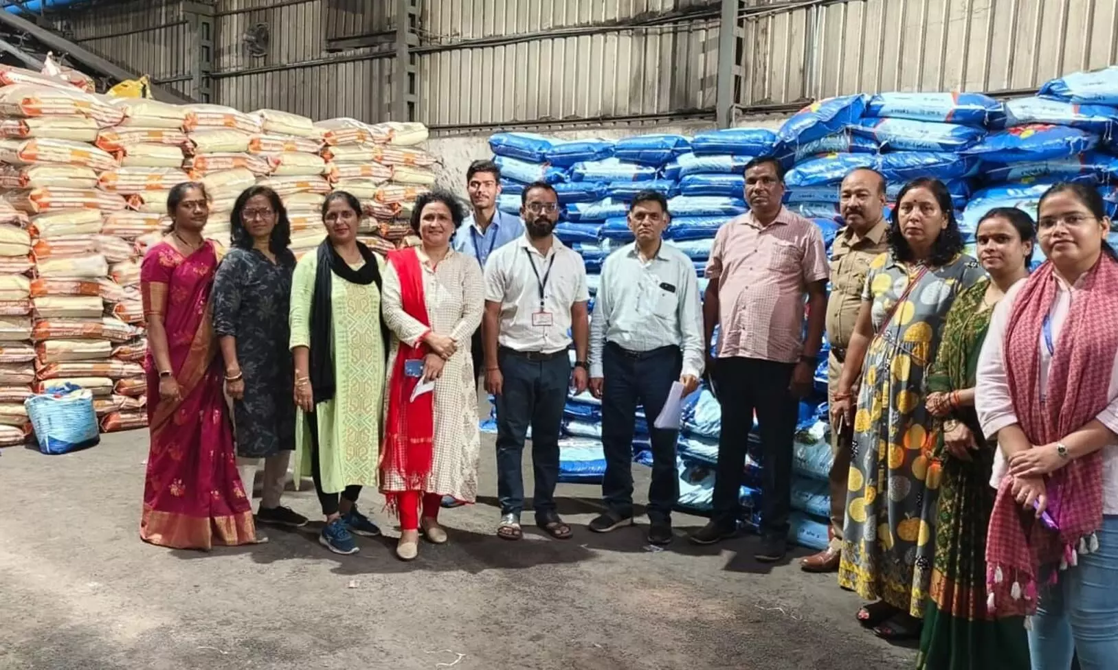 जलगांव में 11.95 लाख का प्रतिबंधित खाद जब्त जलगांव में 11.95 लाख का प्रतिबंधित खाद जब्त