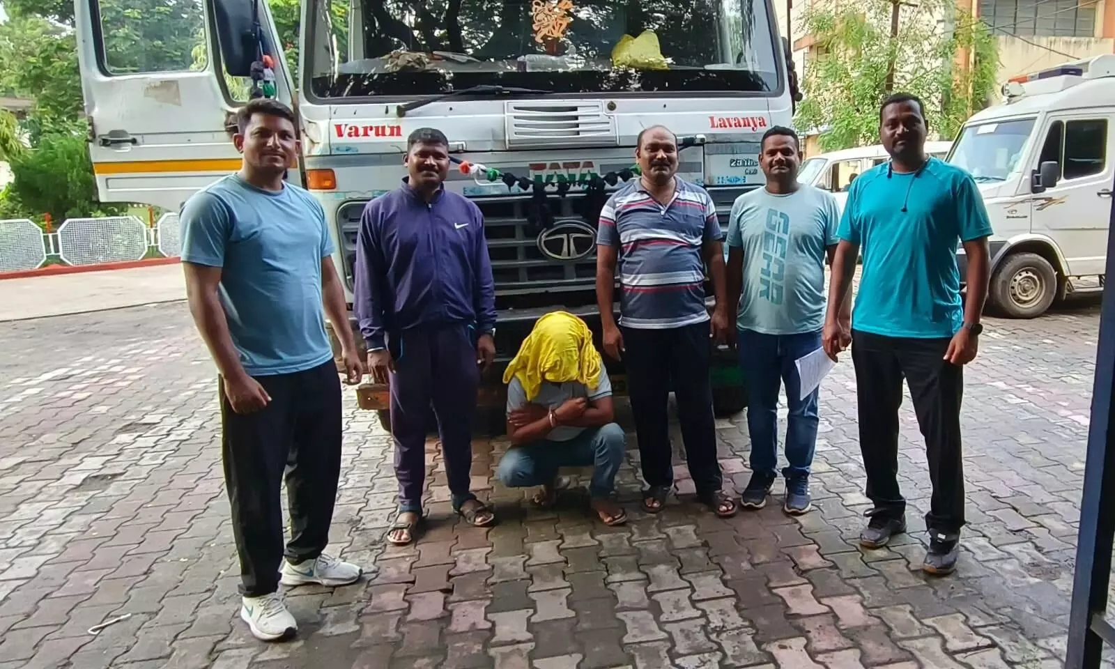 रेत भरा हायवा ट्रक एलसीबी ने पकड़ा रेत भरा हायवा ट्रक एलसीबी ने पकड़ा