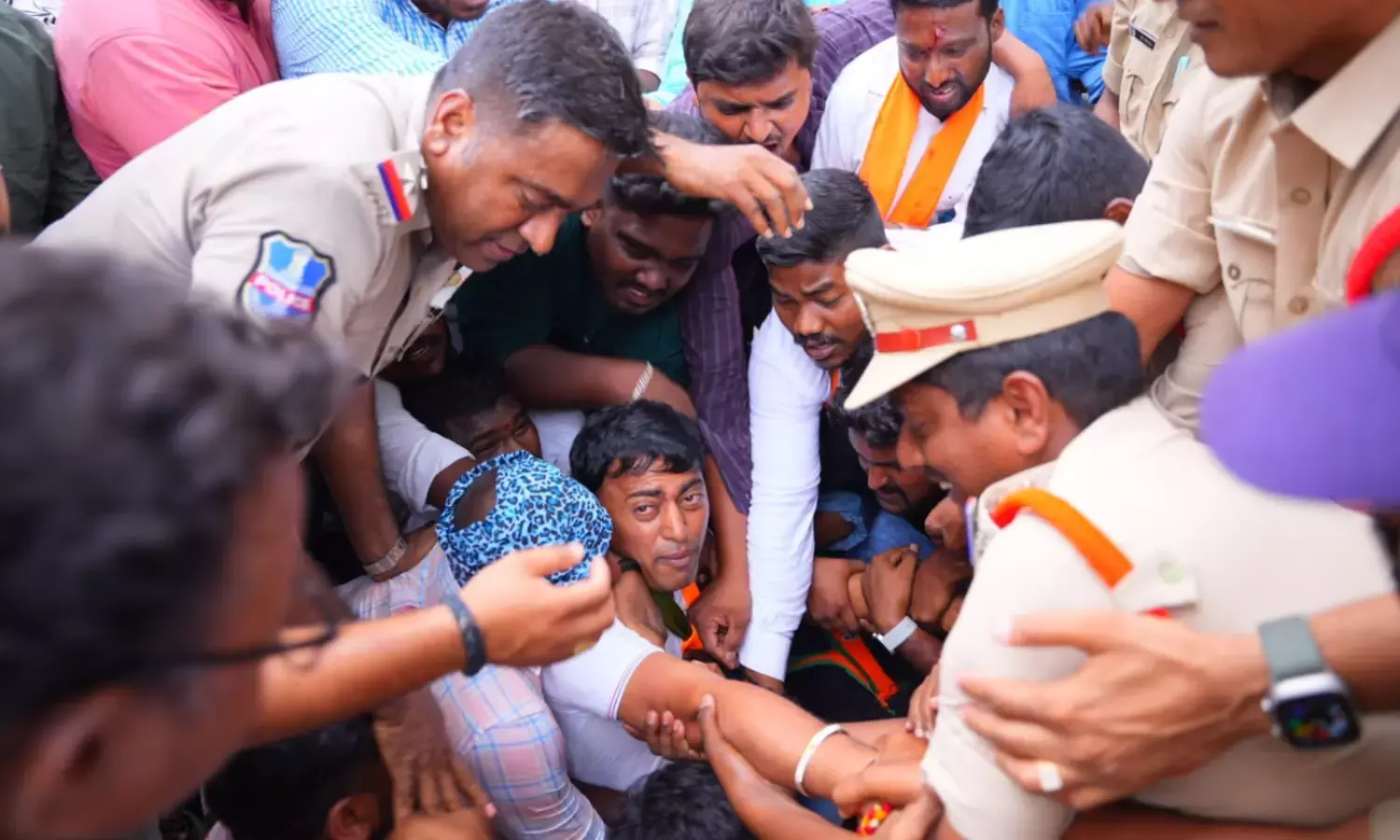 तेलंगाना के हनमकोंडा में भाजपा-बीआरएस कार्यकर्ताओं में झड़प