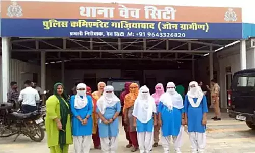 गाजियाबाद में 50 से ज्यादा छात्राओं ने प्रिंसिपल पर लगाया छेड़छाड़ आरोप, शिकायत दर्ज कराने थाना पहुंचीं