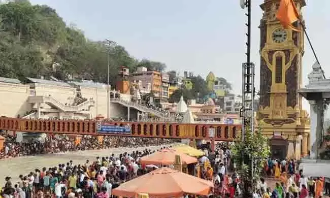 हरिद्वार में चंडीदेवी मंदिर परिसर के पास भूस्खलन से दुकानों का निचला हिस्सा क्षतिग्रस्त