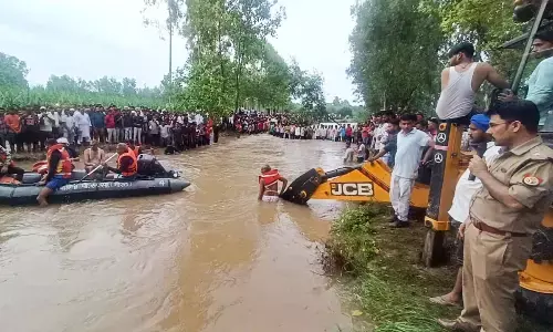 सहारनपुर : ट्रैक्टर-ट्रॉली पलटने से चार की मौत, सहारनपुर : ट्रैक्टर-ट्रॉली पलटने से चार की मौत,