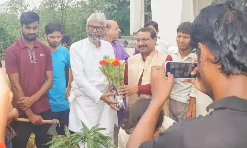 पद्मश्री उमाशंकर पांडे, कुलपति प्रो. सुरेश ने उठाया फावड़ा