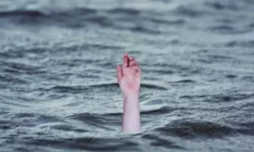 बेंगलुरु में झील से कमल तोड़ते बाप-बेटा डूबे