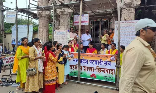 पटवारियों का अनोखा प्रदर्शन,हनुमानजी को अर्जी देकर मांगी सरकार के लिए सदबुद्धि