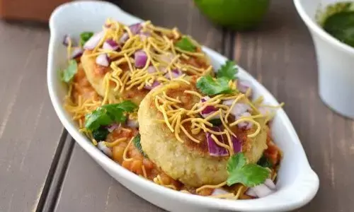 कुछ चटपटा खाने का मन कर रहा है तो ट्राई करे मुंबई की यह फेमस स्ट्रीट फूड, इस रेसिपी से घर पर बनाए लाजवाब रगड़ा पैटीज