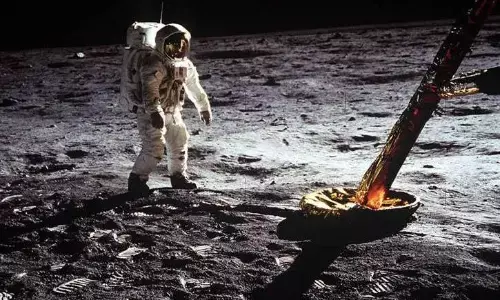 क्या अमेरिका के वैज्ञानिकों ने चांद पर की थी एलियंस से मुलाकात, जानिए अंतरिक्ष से जुड़े इस अजीब रहस्य के बारे में ?