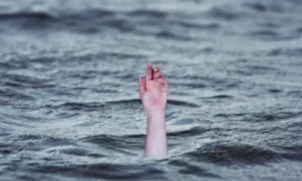 बेंगलुरु में झील से कमल तोड़ते बाप-बेटा डूबे बेंगलुरु में झील से कमल तोड़ते बाप-बेटा डूबे