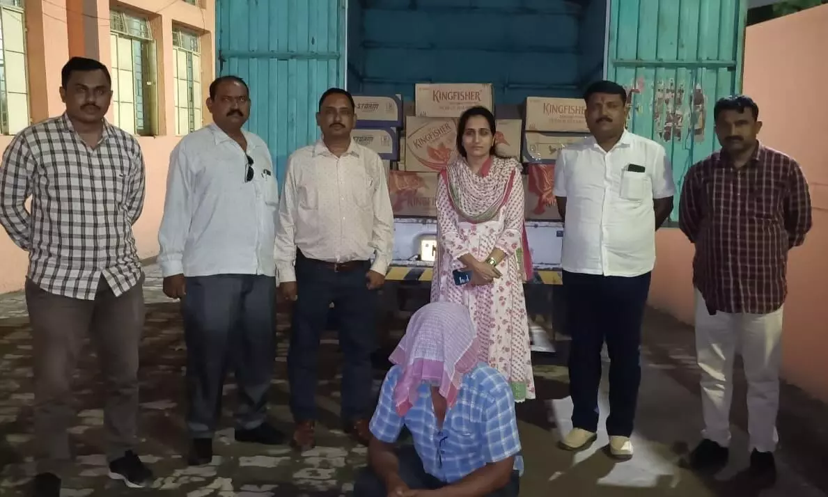 तस्करों से अवैध बियर की 63 पेटी बरामद तस्करों से अवैध बियर की 63 पेटी बरामद