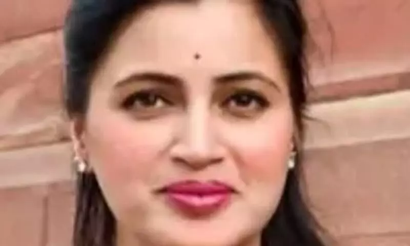 नवनीत राणा को फोन पर धमकी देने की शरारत पड़ी महंगी नवनीत राणा को फोन पर धमकी देने की शरारत पड़ी महंगी