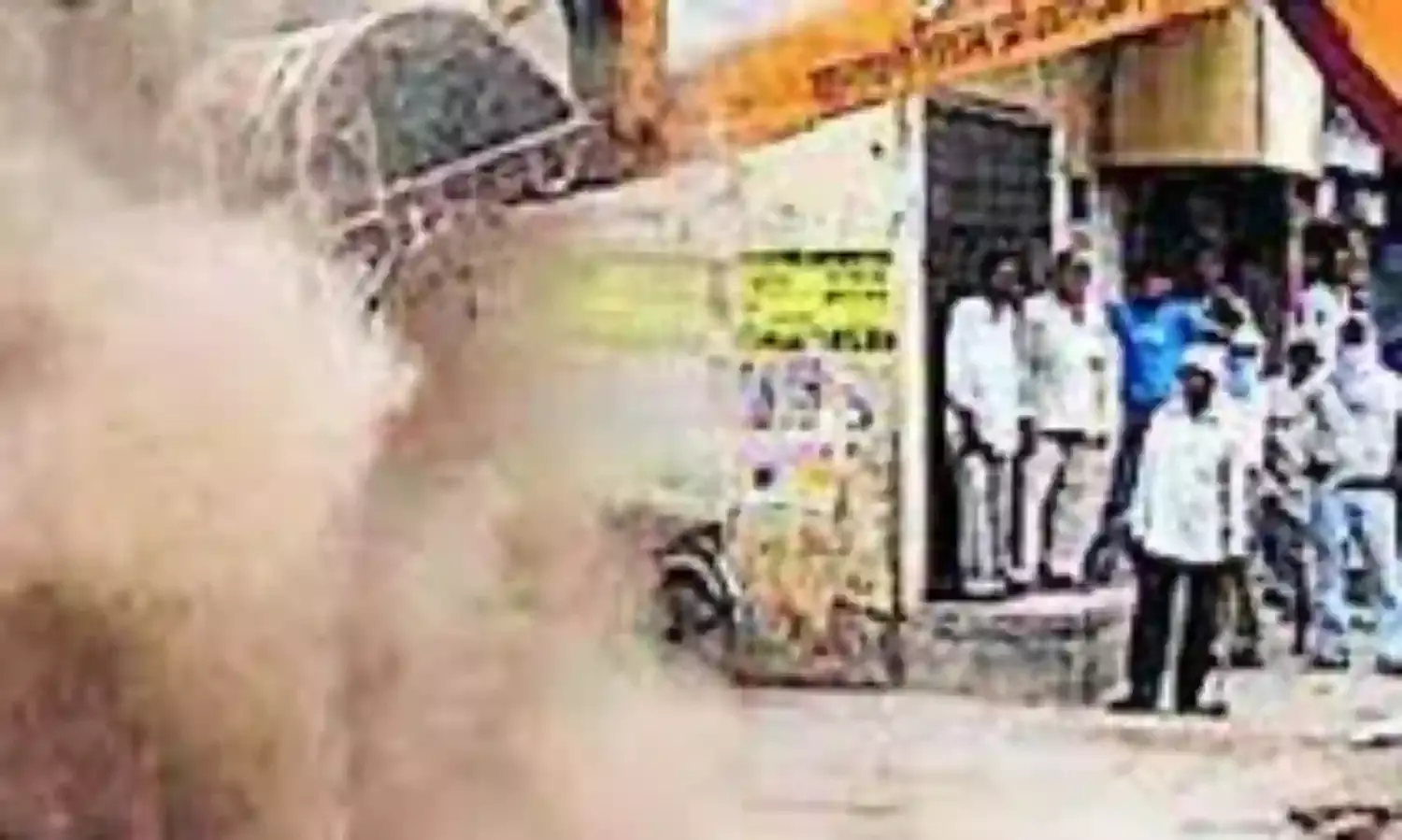 अतिक्रमित मकान टूटते देख मां-बेटी ने किया खुदकुशी का प्रयास