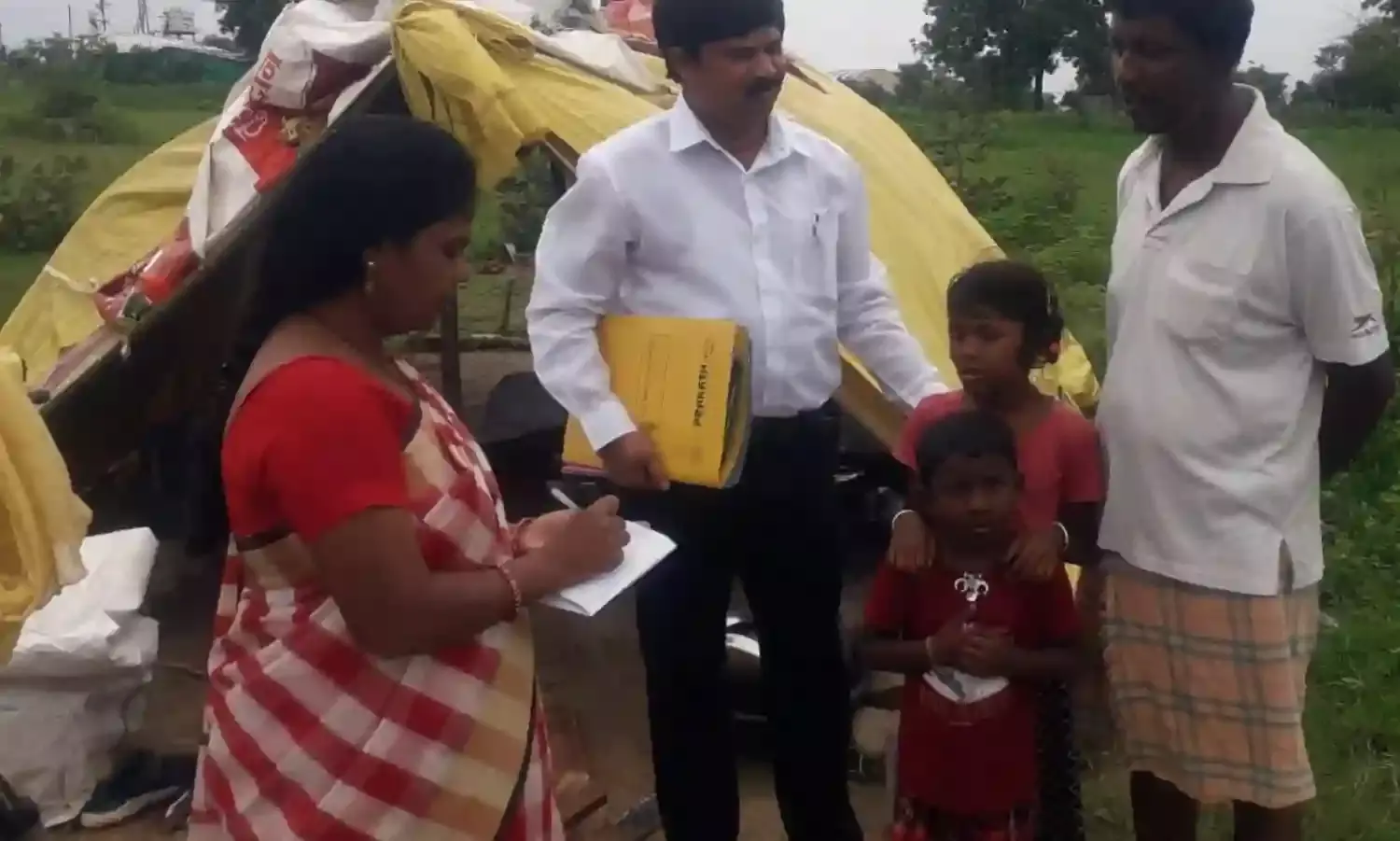 शाला बाहृय विद्यार्थियों की तलाश में जिले की खाक छान रहे शिक्षक