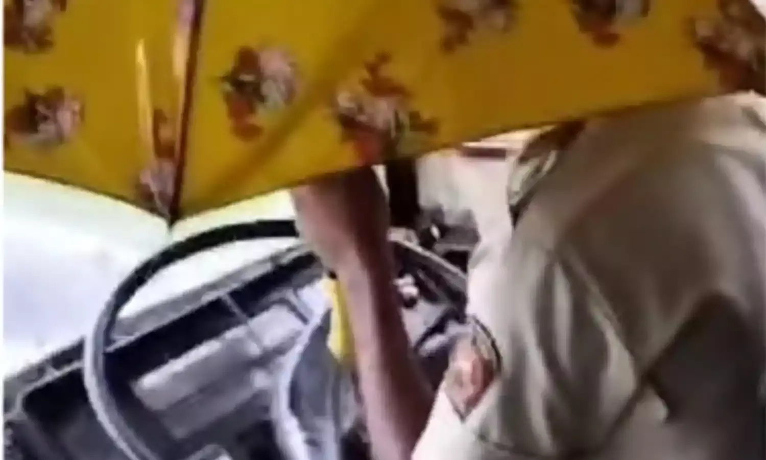 बसों में टपक रहा पानी, चालक के एक हाथ में छाता दूसरे में स्टेअरिंग लेकर बस चलाते वीडियो वायरल