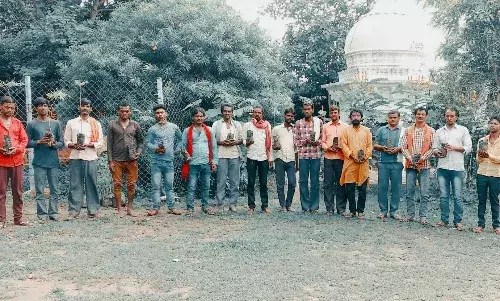 हनुमान गढ़ी में किया गया वृक्षारोपण
