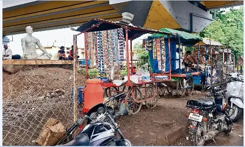 जिस अंधमूक चौराहे को स्मार्ट बनाने का किया दावा, वहीं हालात अराजक जिस अंधमूक चौराहे को स्मार्ट बनाने का किया दावा, वहीं हालात अराजक