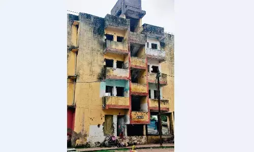5 साल में ही एक तरफ झुकने लगी राजीव आवास योजना की बिल्डिंग