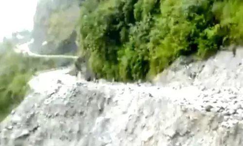बद्रीनाथ हाइवे : भारी बारिश से हाईवे पर लगातार गिर रहे मलबा और पत्थर
