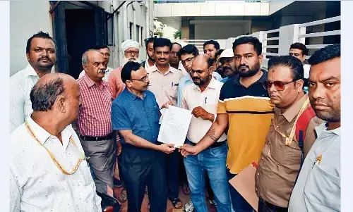 वीएफजे के कर्मचारियों ने सहकारिता का दफ्तर घेरा