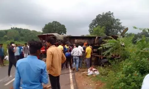 बस ने बाइक सवारों को रौंदा, तीन की मौत हादसे के बाद बस पल्टी 19 लोग हुए घायल