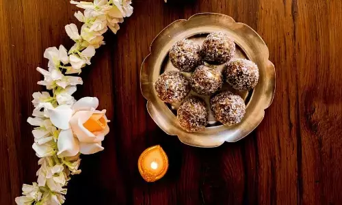 रक्षाबंधन स्पेशल: रक्षाबंधन पर मुंह मीठा करने से तबियत बिगड़ने का है डर तो, बनाएं शुगर फ्री कोकोनट डेट बॉल्स