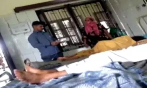 बिजनौर जिला अस्पताल में सफाई कर्मचारी मरीजों का कर रहा इलाज, वीडियो वायरल
