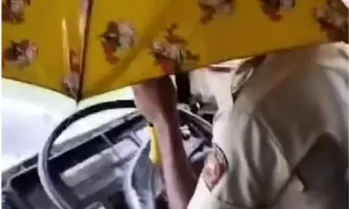 बसों में टपक रहा पानी, चालक के एक हाथ में छाता दूसरे में स्टेअरिंग लेकर बस चलाते वीडियो वायरल