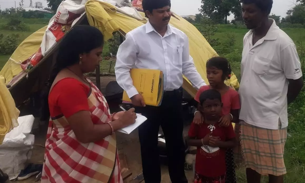 शाला बाहृय विद्यार्थियों की तलाश में जिले की खाक छान रहे शिक्षक शाला बाहृय विद्यार्थियों की तलाश में जिले की खाक छान रहे शिक्षक