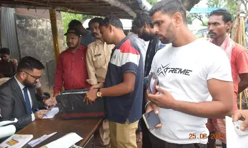 मोबाइल कोर्ट लगाकर की गई वाहन चैकिंग