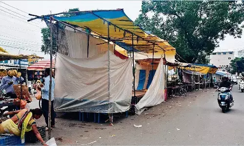 क्षतिग्रस्त हो रही रोड की शिकायत कई बार करने के बाद भी नहीं हो रही सुनवाई