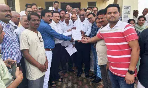 संयुक्त मोर्चा ने ३९ सूत्रीय मांगों को लेकर सौंपा ज्ञापन