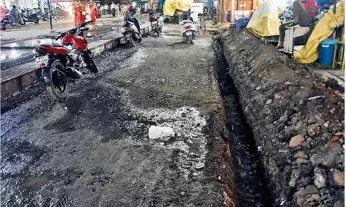 जैसे-तैसे सड़क बनने का नंबर आया तो अब पाइप लाइन के लिए फिर शुरू कर दी खुदाई