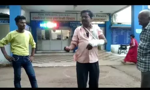 बस चालक को बाइक सवार ने मारी टक्कर