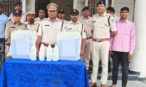 रैपुरा पुलिस ने पकड़ी हांथ भट्टी से बनी ६४ लीटर महुए की शराब जप्त