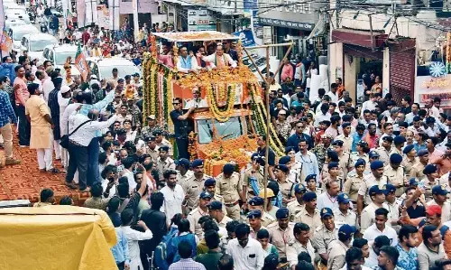 जनदर्शन यात्रा: दो विधानसभाओं में घूमे सीएम, हुई पुष्प वर्षा जनदर्शन यात्रा: दो विधानसभाओं में घूमे सीएम, हुई पुष्प वर्षा