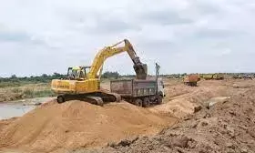 रातभर जागकर गोंदेडा वासियों ने पकड़े रेत तस्करों केे 4 ट्रैक्टर