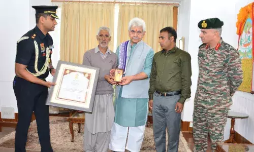 जम्मू-कश्मीर एलजी ने शहीद के पिता को सौंपा सर्वोत्तम जीवन रक्षा पदक 