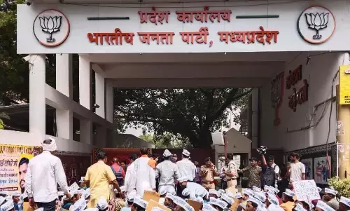 मध्य प्रदेश में भाजपा दफ्तर के बाहर अभ्यर्थियों का प्रदर्शन, कांग्रेस का सरकार पर तंज