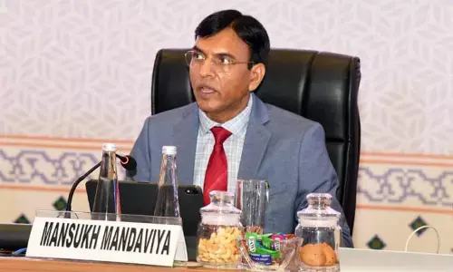 मंडाविया ने फ्लाइट में बच्ची की जान बचाने के लिए एम्स के डॉक्टरों की सराहना की मंडाविया ने फ्लाइट में बच्ची की जान बचाने के लिए एम्स के डॉक्टरों की सराहना की