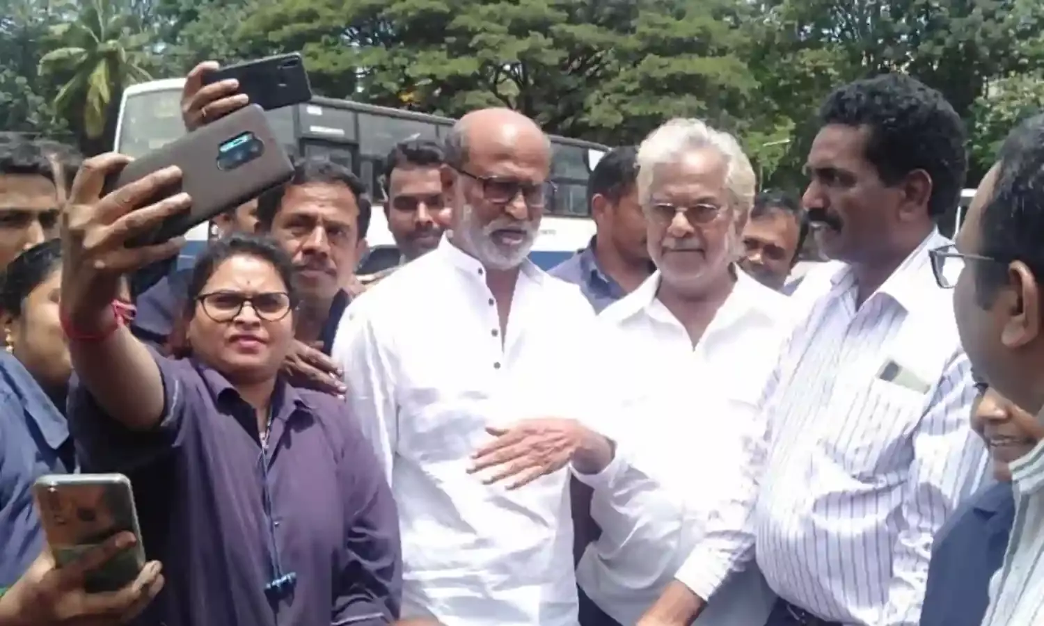 रजनीकांत ने बीएमटीसी बस डिपो का किया दौरा, कभी यहां कंडक्टर के रूप में करते थे काम